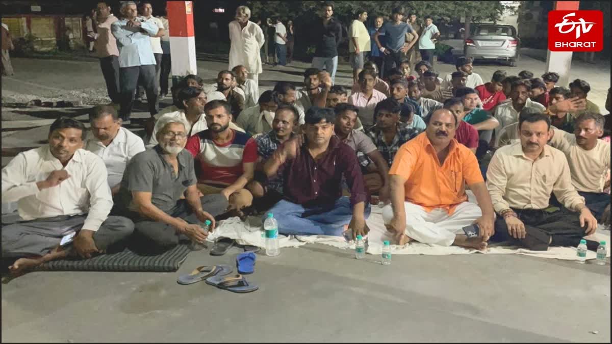तहसील में धरना देते भाजपा नेता.