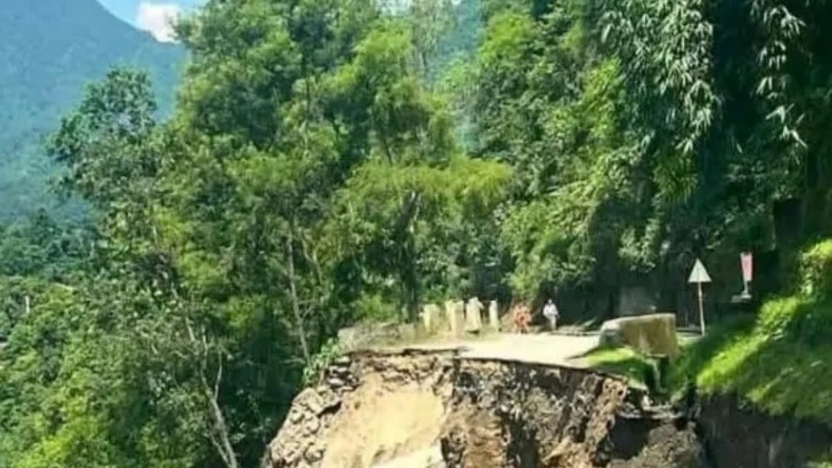 नेपाळमधील नद्यांना पूर आल्यानंतरचा विध्वंस