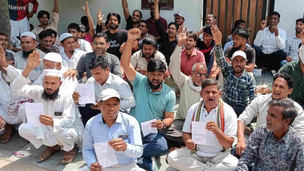 सुनील शर्मा के आवास के बाहर धरने पर बैठे लोग