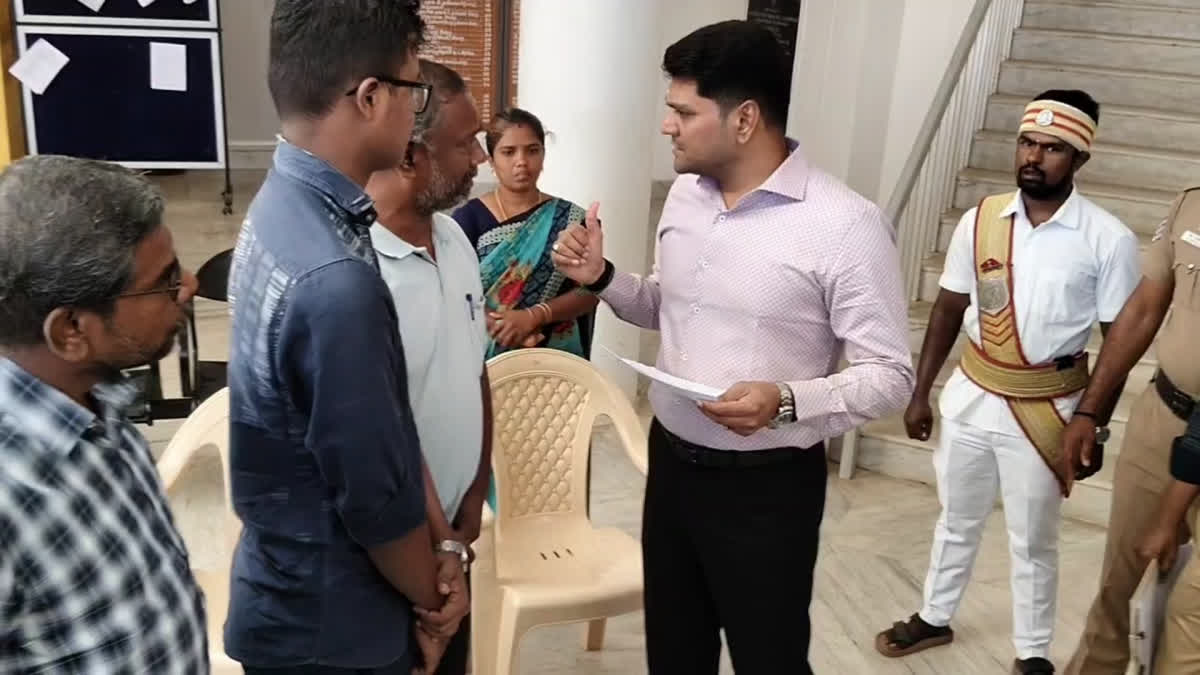 தேனி மாவட்ட ஆட்சியரிடம் மனு அளித்த செல்வம் குடும்பத்தினர்