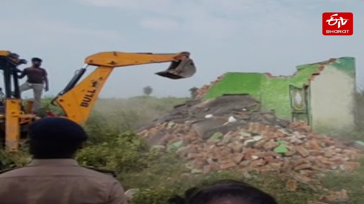 मजार पर चला बुलडोजर.