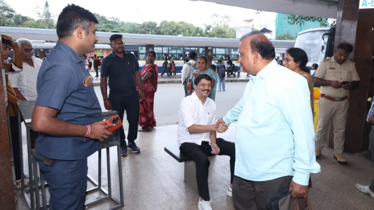 MINISTER BYRATHI SURESH MAKES SURPRISE VISIT TO MAJESTIC BUS STATIONS, ORDERS DOCTOR FOR BMTC CLINIC