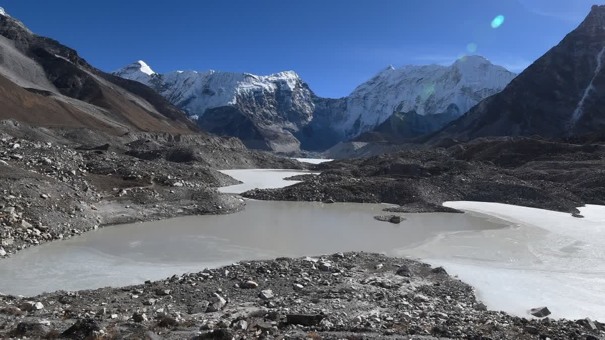 काठमांडूपासून १४० किलोमीटरवरील इम्जा हिमनदी
