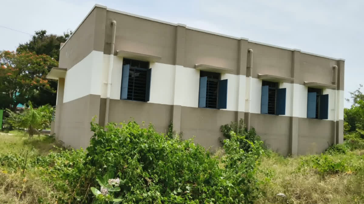 சுற்றுச்சுவர் இல்லாத ஊராட்சி ஒன்றிய துவக்கப்பள்ளி