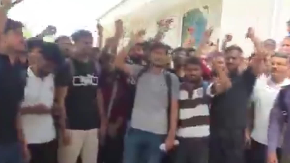 परीक्षा सिस्टम पर उठे सवाल: जयपुर में लगातार दूसरे दिन परीक्षा में गड़बड़ी, सचिन पायलट ने जिम्मेदारी तय करने की मांग की जयपुर में लगातार दूसरे दिन परीक्षा में गड़बड़ी