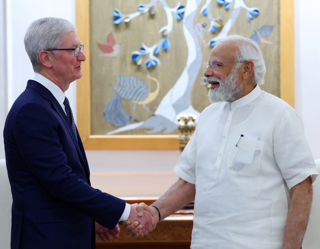 TIM COOK APPLE CEO RETIREMENT JOHN TERNUS NEW APPLE CEO TIM COOK APPLE ACHIEVEMENTS APPLE CEO CHANGE 2026