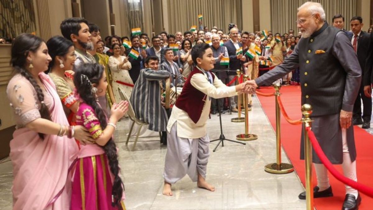 उज्बेकिस्तान में PM Modi के स्वागत में बच्चों ने प्रस्तुति दी.