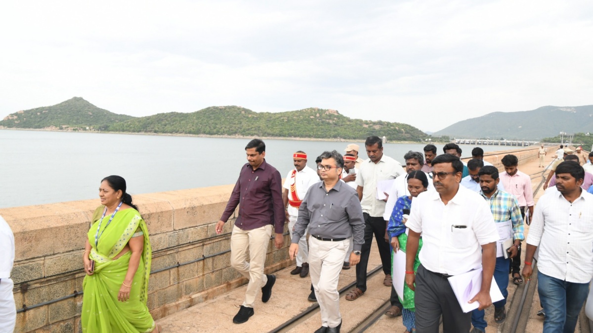 மேட்டூர் அணை நீர் திறப்பை முன்னிட்டு ஆய்வு மேற்கொள்ளும் அதிகாரிகள்