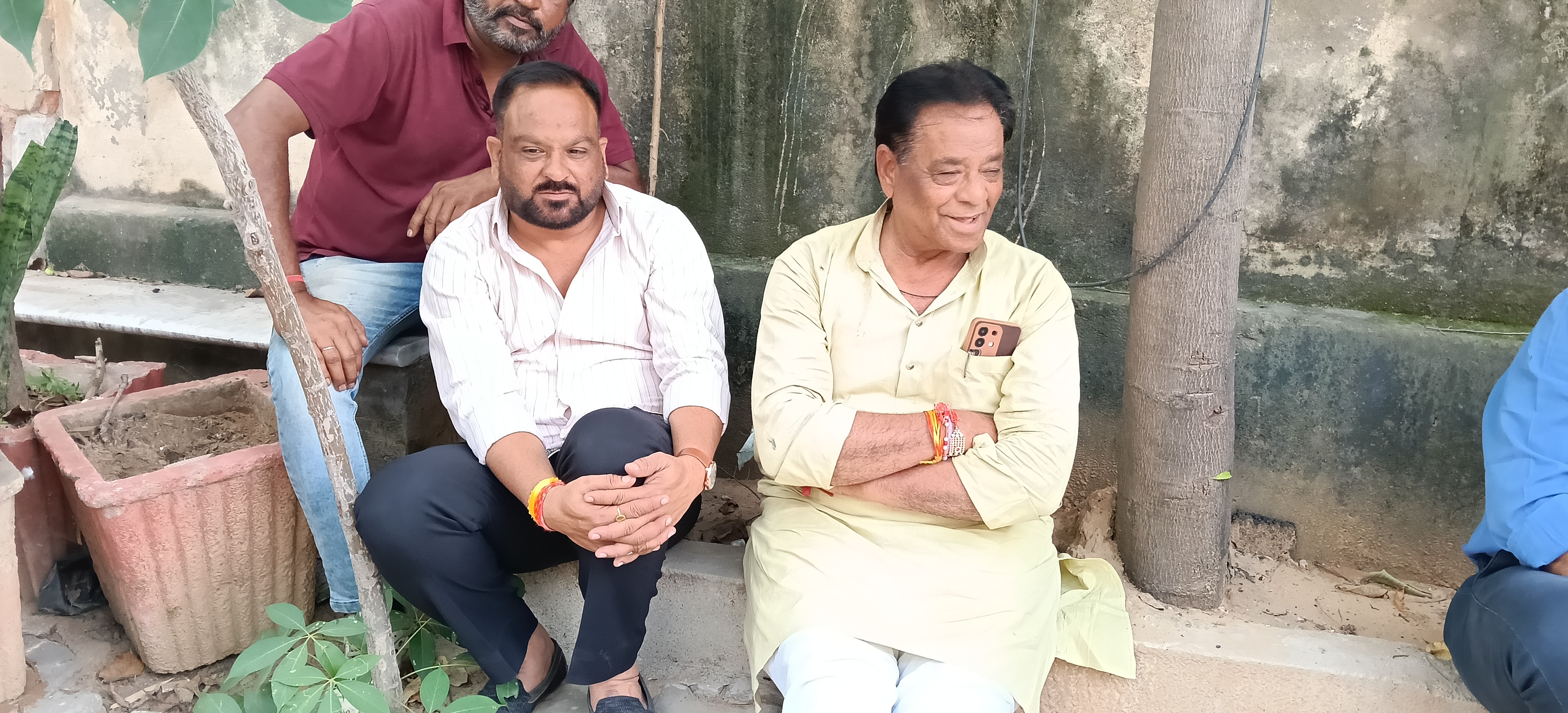 रोहित बोहरा के आवास के बाहर बैठे आर आर तिवाड़ी