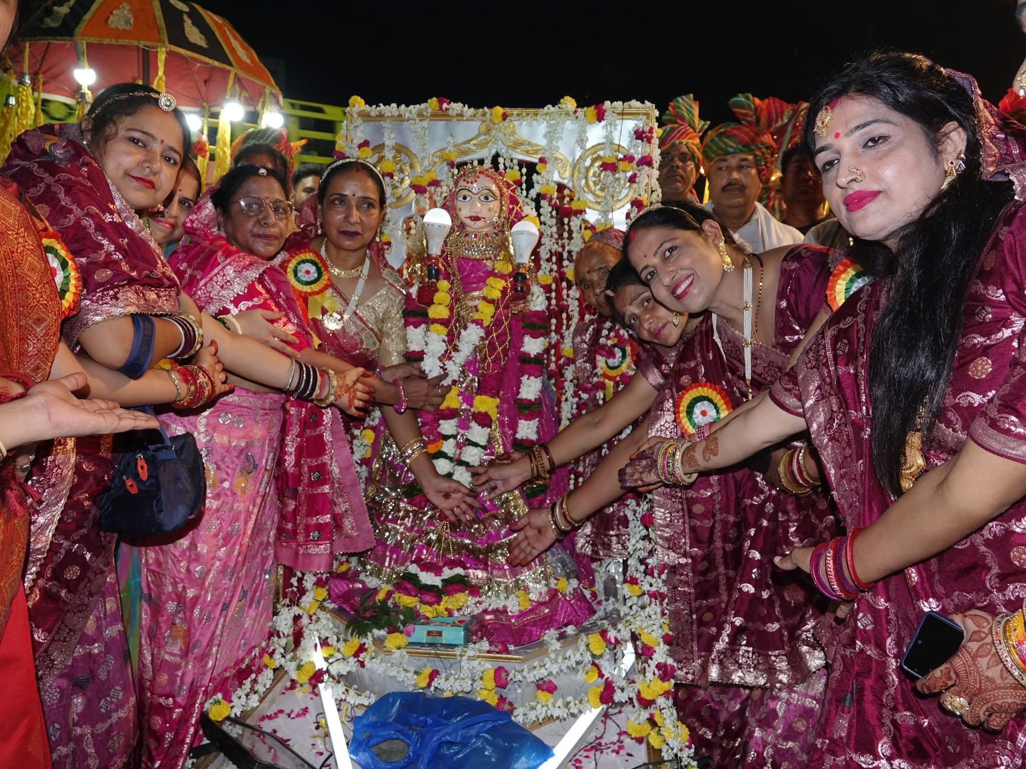 शाही सवारी के दौरान महिलाएं