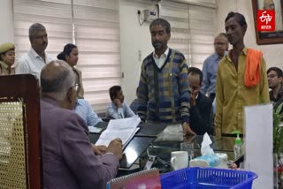 कानपुर डीएम से शिकायत करते ग्रामीण.