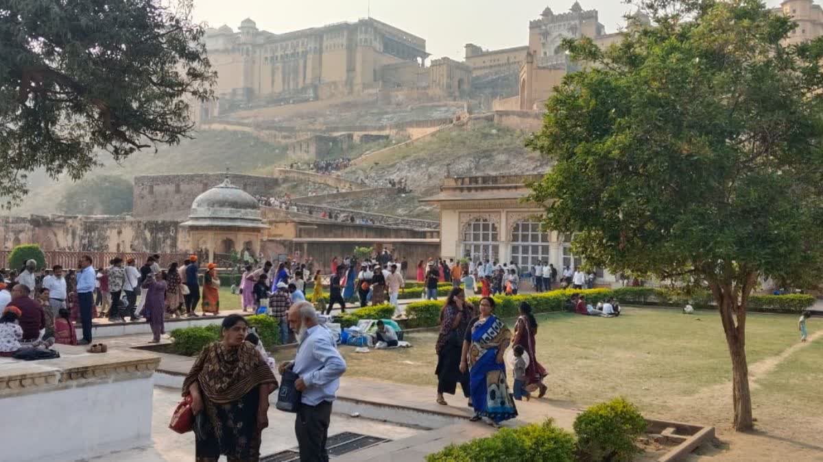 जयपुर में पर्यटक स्थलों पर उमड़ी भीड़.