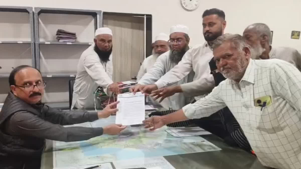 A memorandum was submitted to the Additional Collector regarding the denial of examination to a girl due to her hijab Urdu News