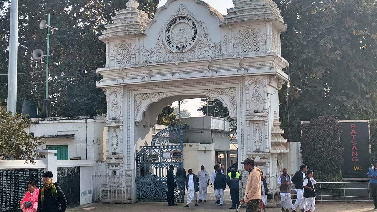 Devotees arriving in Deoghar