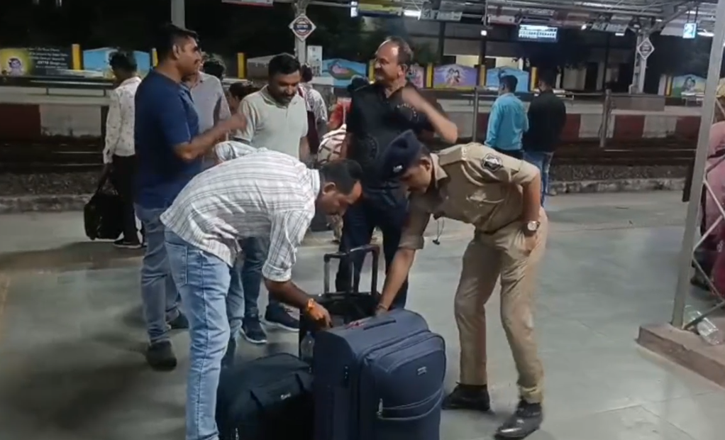 દ્વારકા પોલીસ દ્વારા   ચેકિંગ