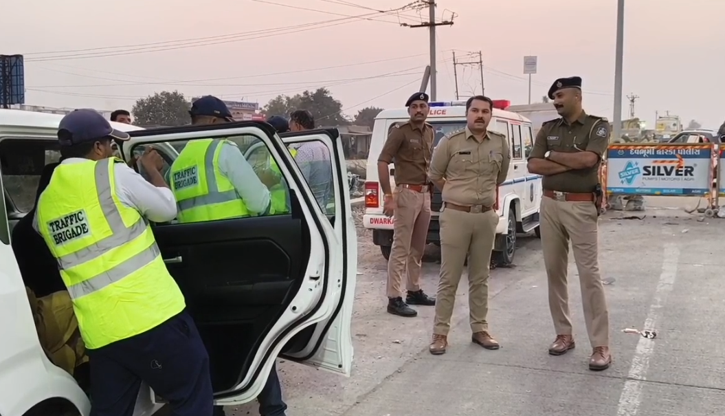 દ્વારકા પોલીસ દ્વારા   ચેકિંગ