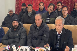 प्रेस कॉन्फ्रेंस के दौरान जेकेसीए के मेंबर्स