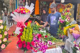 ନୂଆବର୍ଷ ଶୁଭେଚ୍ଛା ଜଣାଇବା ପାଇଁ ରାଜଧାନୀରେ ଫୁଲର ବଜାର, ଫୁଲ ପାଲଟିଛି ସମ୍ପର୍କର ସେତୁ