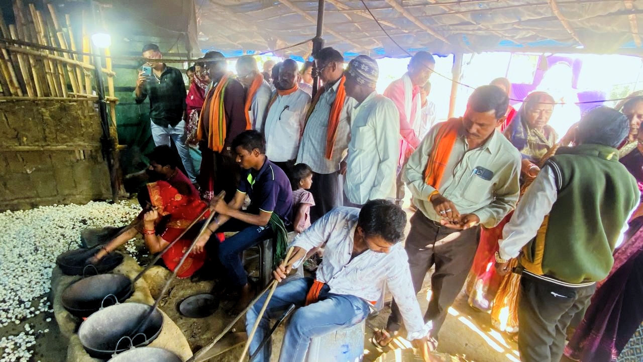 मखाना खेती महिलाओं को दे रहा आत्मनिर्भरता की राह, जिला प्रशासन की मदद से डबरी से समृद्धि तक का सफर