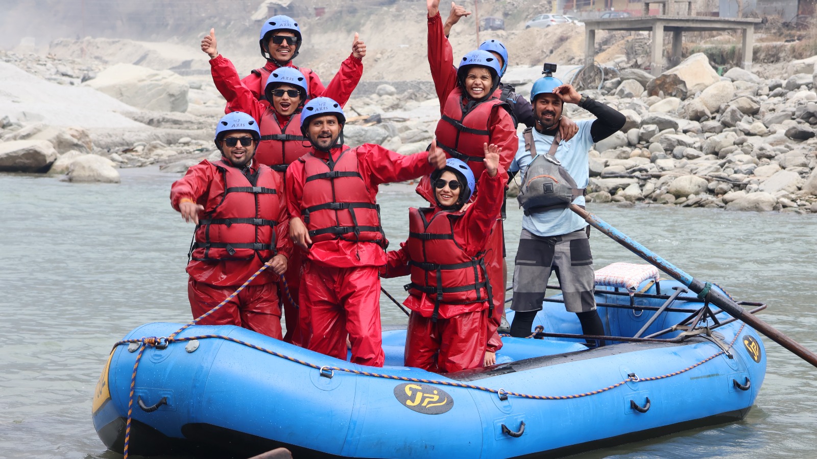 टूरिस्ट ले रहे रिवर राफ्टिंग का आनंद