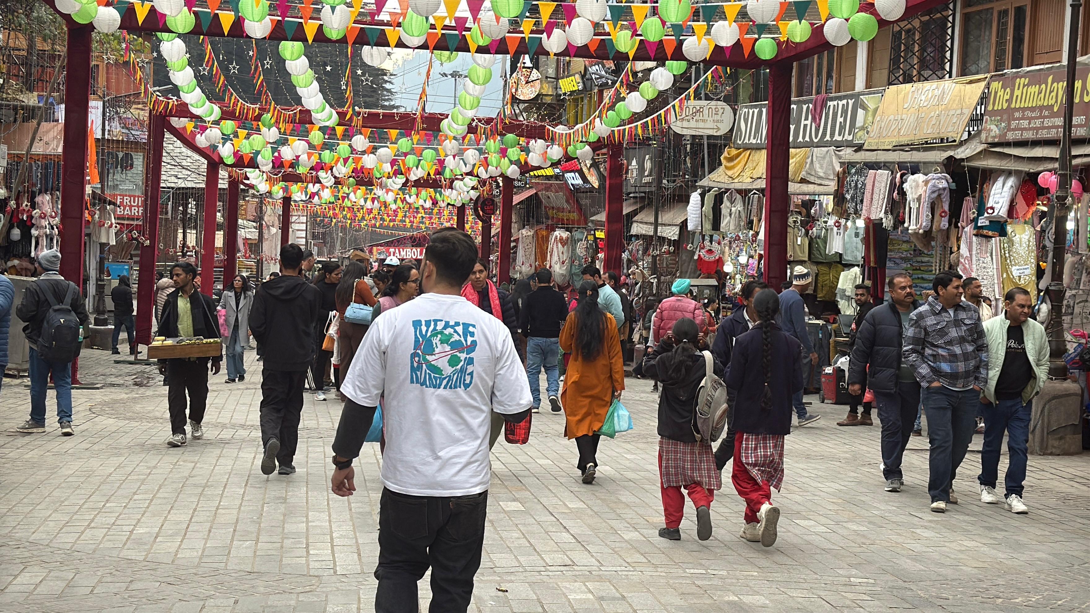 मनाली माल रोड को सजाया गया