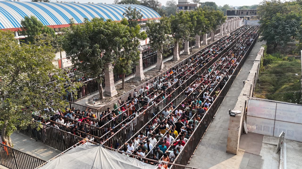 Lines of devotees forming even before the New Year