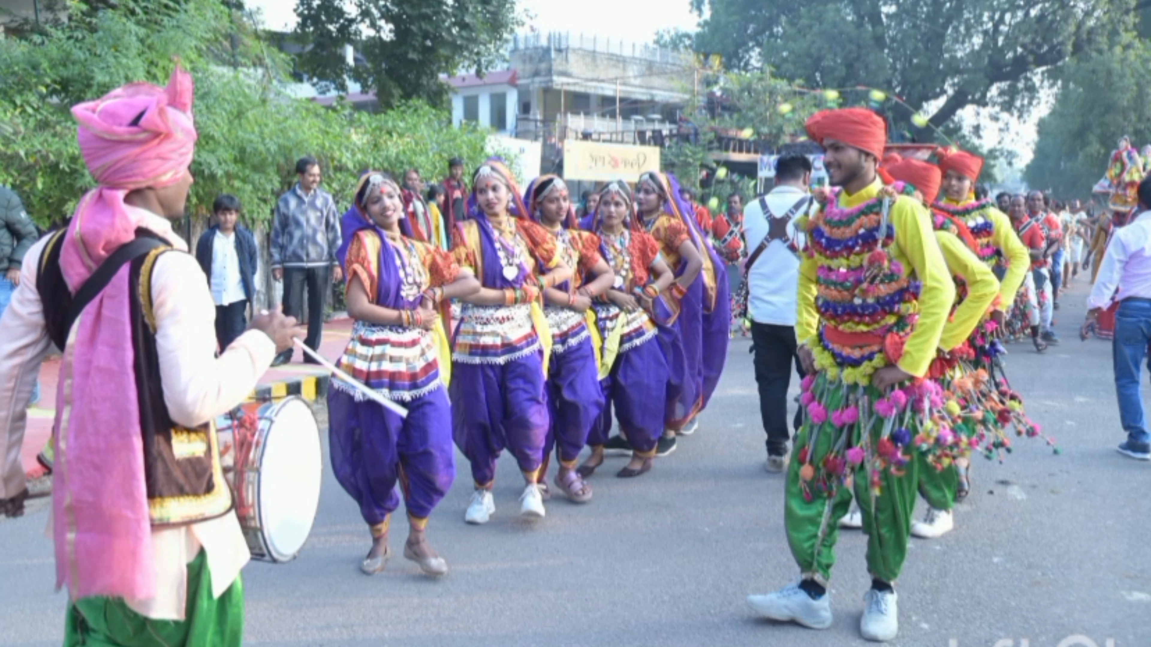 FOREIGN TOURIST ENJOY FOLK SONGS