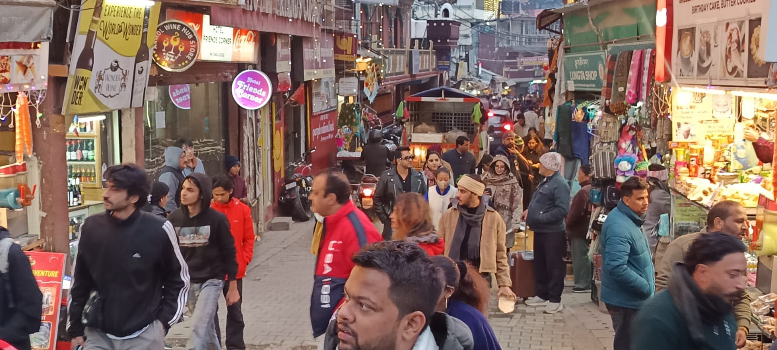 नये साल पर मैक्लोडगंज में उमड़ी पर्यटकों की भीड़