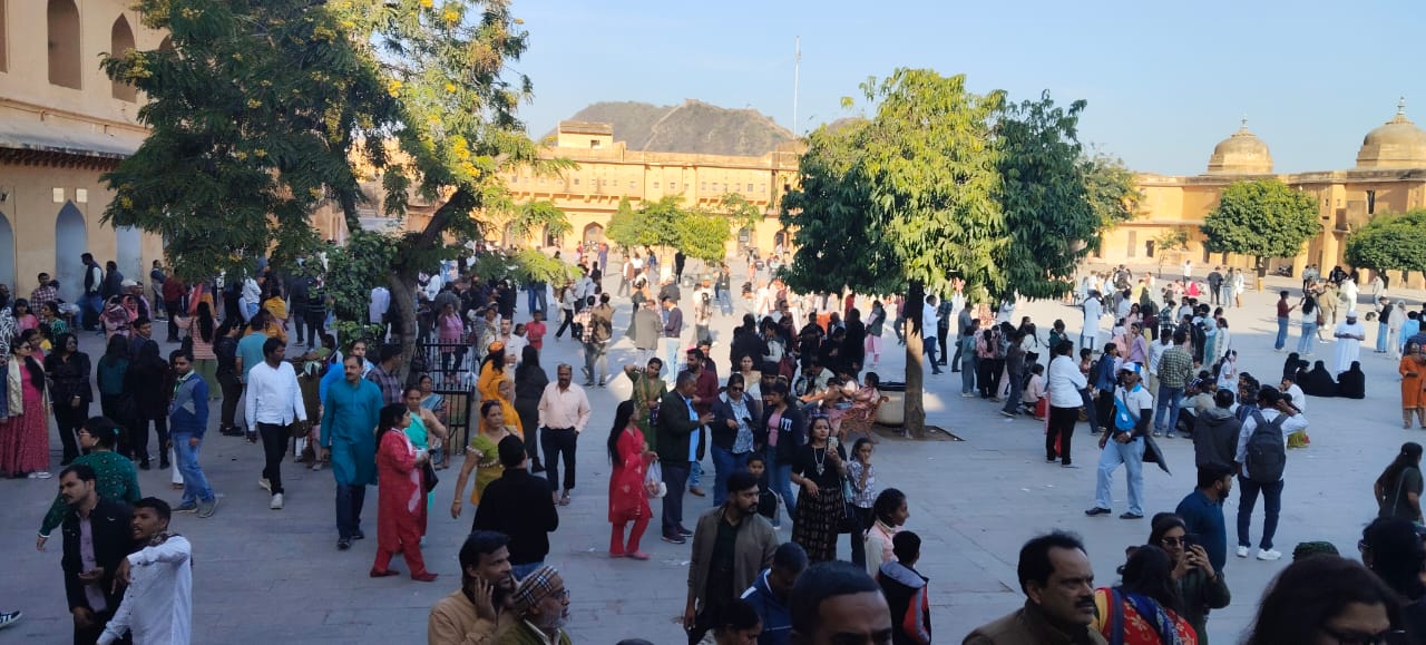 नया साल मनाने पहुंचे सैलानी