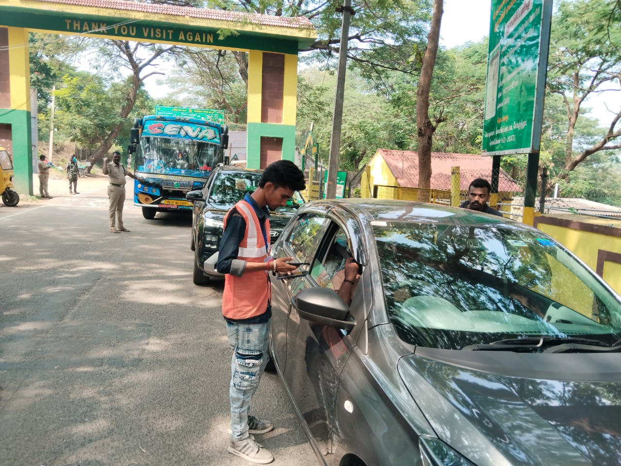 சுற்றுலா தலத்தில் இபாஸ்-களை பரிசோதிக்கும் காட்சி