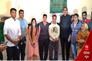 bollywood-actor-amir-khan-visited-kirtimandir-at-porbandar