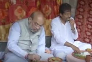 Shah dines at rickshaw puller's house in Domjur