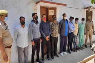 पुलिस की गिरफ्त में आरोपी.