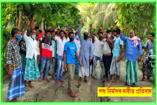 public Protest demanding construction of road in Kalgaasia