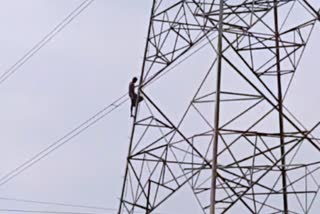 হাইটেনশন বিদ্যুতের পোস্টে চড়ল মদ্যপ যুবক