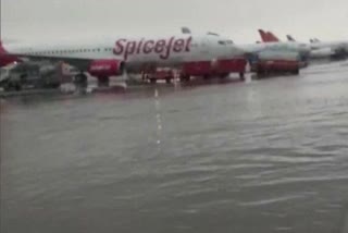 বিমানবন্দরে জলের মধ্যে দাঁড়িয়ে বিমান