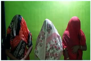 মুকালমুৱাত আৰক্ষীৰ জালত অনৈতিক কাৰ্যত জড়িত তিনি মহিলাসহ এজন যুৱক