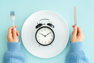 digestion, better digestion, food, nutrition, when to eat, what is the right time to eat, at what time should we have lunch, by what time should we have dinner, why should we have a heavy breakfast, how to improve digestion, how to enhance digestion, key to a better digestion, what is the right eating time, what is the right time to eat according to ayurveda, what are the benefits of eating on time, why should we have a light dinner, health, fitness, digestive health, gut health, what is a healthy eating time