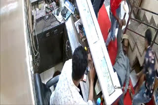 Sudden Death Viral Video: ریسٹورنٹ میں بل ادا کرتے وقت اچانک موت، ویڈیو وائرل