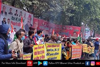 सहायक शिक्षक भर्ती अभ्यार्थियों ने किया सपा कार्यालय पर प्रदर्शन