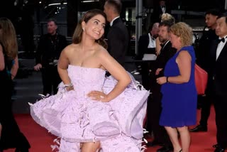 Hina Khan looks like a dream in lavender gown