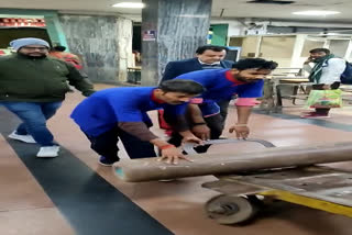 oxygen cylinder deliver to patient in train