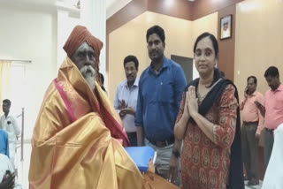யாசகம் செய்து பெற்ற 10 ஆயிரம் பணத்தை முதல்வர் நிவாரண நிதிக்கு அளித்த முதியவர்!!