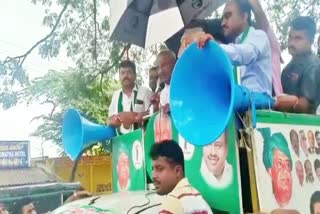 devegowda-canvas-in-rain-in-yashavanthapura
