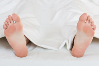 جموں میں ایک چونکا دینے والا معاملہ اس وقت سامنے آیا جب کووڈ-19 سے متاثر کی آخری رسومات ادا کرنے گئے رشتے داروں کے دو نوجوانوں کی اچانک موت ہوگئی