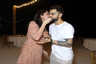 জানুয়ারিতেই নতুন অতিথি, RCB টিমমেটদের সঙ্গে কেক কেটে সেলিব্রেট বিরুষ্কার