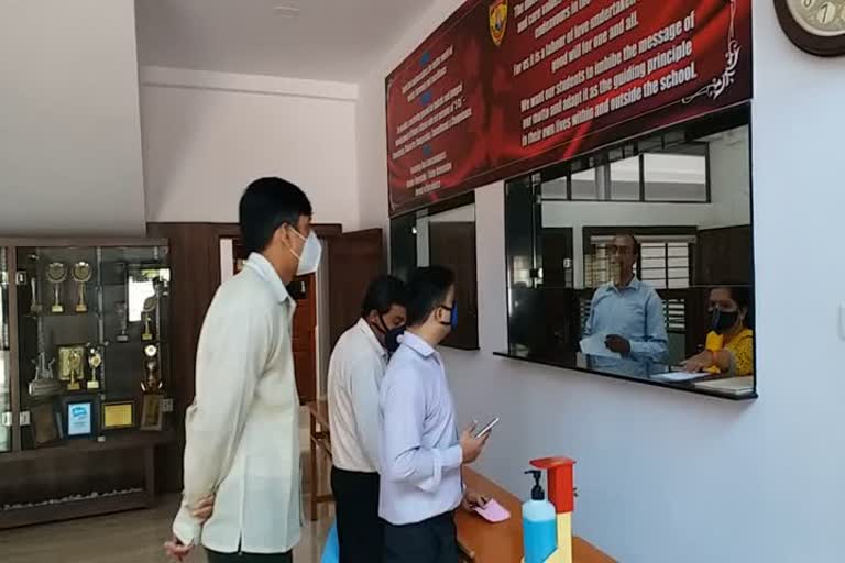 इंदौर: फीस वसूली को लेकर सैंट राफेल स्कूल के बाहर अभिभावकों ने किया हंगामा hungama in front of private school