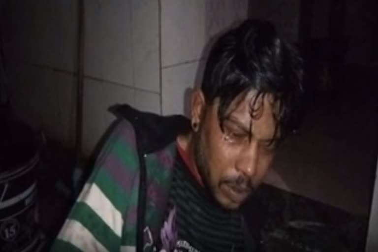चोर को महिला ने दबोचा
