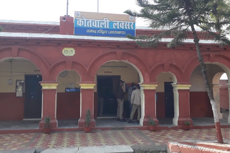 तीन युवकों ने फाड़े महिला के कपड़े, पुलिस ने कोर्ट के आदेश पर दर्ज किया मुकदमा Laksar Kotwali