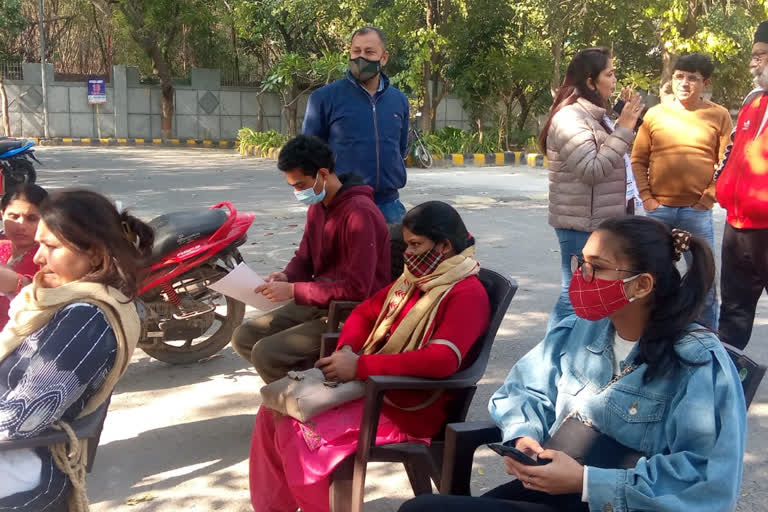द्वारका : सोसायटी में कैंप लगा कर वोटर कार्ड का हो रहा रजिस्ट्रेशन delhi update news